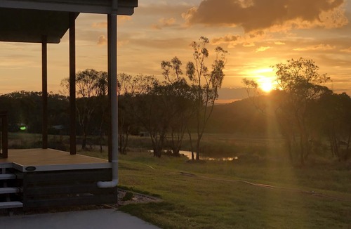 Ballandean Cabin | Modern studio cabin set amongst vineyards, bushland and grazing paddocks.