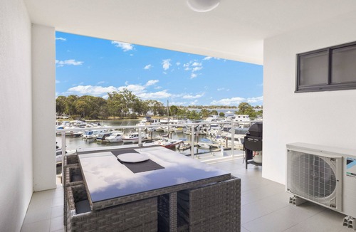 Sandstone Point Apartment | Modern Unit on the Marina