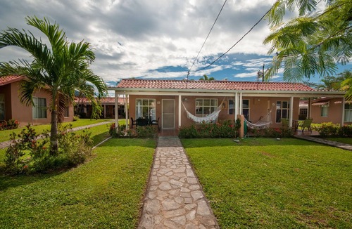 Barrio Santa Lucia Villa | Modern Villa 1 Block to the Beach and Town