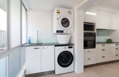 Moffat Beach Apartment | Moffat Beach Coastal Contemporary Unit A