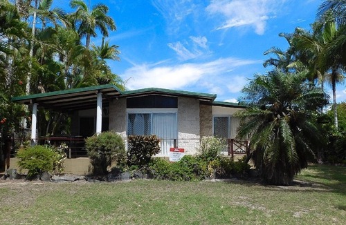 Traviston House | Moonshadow-Burrum Heads- Beachfront- 3BR- Water Views