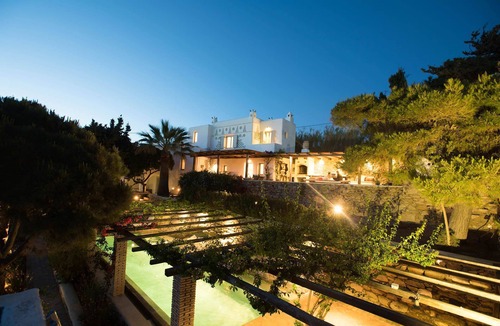Drafaki Villa | My Rental Homes - Villa Oasis with infinity pool surrounded by the garden