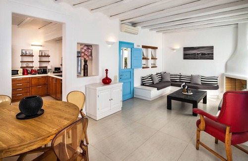 Kamari Villa | My Rental Homes - Villa Tramountana with pool and large outdoor spaces with BBQ