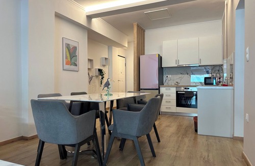 Petralona Apartment | N27 Purple Rainbow