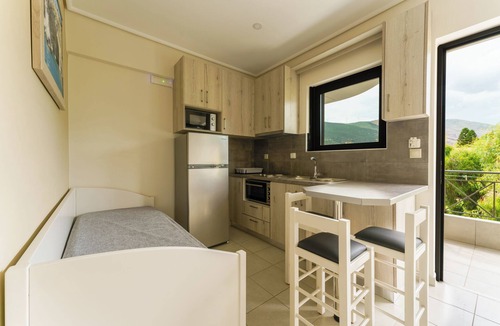 Sarakiniko Apartment | Nefeli studios Eratini-Tolofona greece