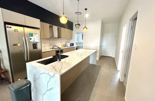 Taringa House | New 4BR 3Bath Duplex/Train station/Modern Comfort