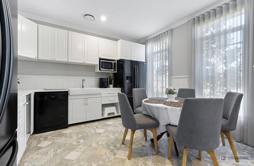 Banksia Beach House | New Haven - Eiffel Tower Suite