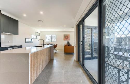 Mount Gravatt East Apartment | Newly spacious top floor good view apartment