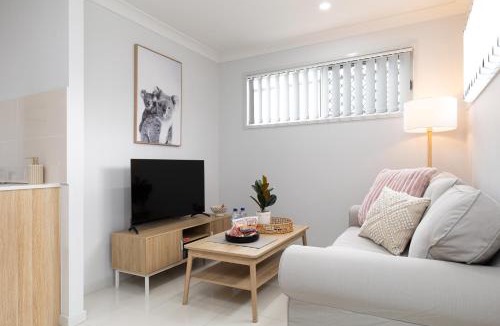 Rocklea Apartment | Next to a Disk Golf Course! Shops! AirCon! 139F1