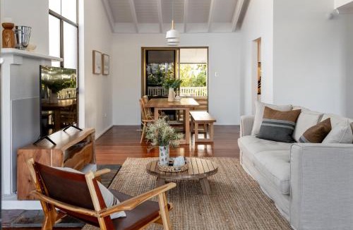 Peregian Beach House | Noosa Gem in Peregian Beach - Ocean View - Steps to beach & village! Dog and family friendly