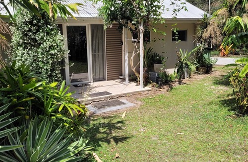 Tewantin Cottage | Noosa riverside cottage in Australian bush setting