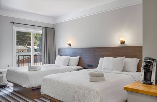 Canmore Hotel | Northwinds | Double Queen + King Adjoining Room