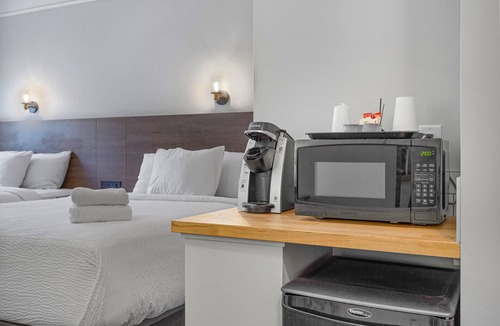 Canmore Hotel | Northwinds | Double Queen + King Adjoining Room