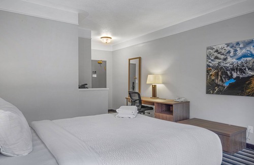 Canmore Hotel | Northwinds | Double Queen + Deluxe King Adjoining Room