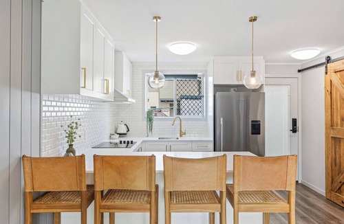 Torquay Apartment | Oaklight on Truro Steps to Torquay Beach and Dining