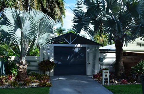 Port Douglas House | Oasis on Nautilus – 2 bed, 2 bath. Heated pool & BBQ, 50m from the Beach,