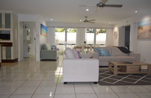 Port Douglas House | Oasis on Nautilus – 2 bed, 2 bath. Heated pool & BBQ, 50m from the Beach,
