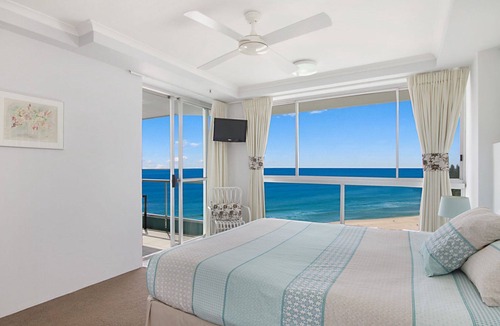 Coolangatta Apartment | Ocean Plaza Unit 1469 Right on Coolangatta beachfront with FREE Wi-Fi