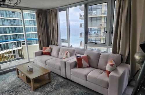 Gold Coast House | Ocean view unit, close to Surfers Paradise beach