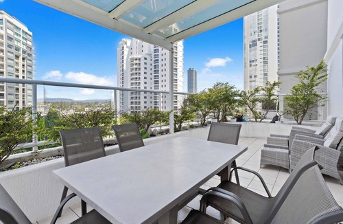 Main Beach Apartment | Ocean views in an iconic luxury location!