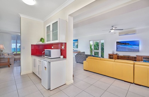 Holloways Beach House | Oceans Edge, ocean and beach at your doorstep