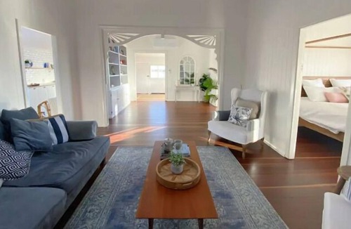 Cooroy House | Old World Charm, - Amazing Views - Farm Stay