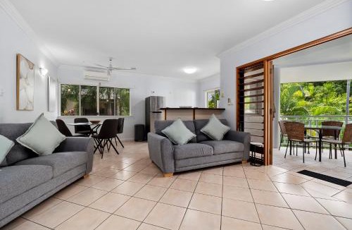 Palm Cove Apartment | Oliva St 2 Bedroom Palm Cove Apartment