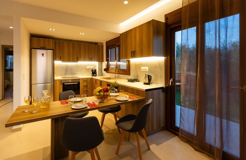 Houdetsi Apartment | Olivia,a modern retreat near beach & amenities