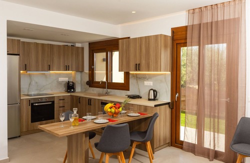 Houdetsi Apartment | Olivia,a modern retreat near beach & amenities