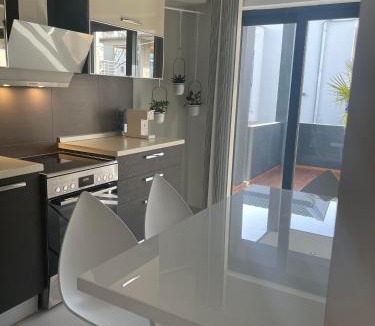 Anatoli Apartment | OMNI HOUSE White