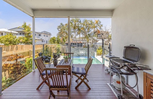 Lota Apartment | On Esplanade own 2 bedroom flat & pool, close to Manly cafe precinct