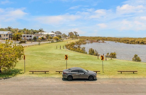 Lota Apartment | On Esplanade own 2 bedroom flat & pool, close to Manly cafe precinct