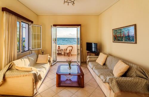 Akrogialion Apartment | On the Beach - Akroyali Family Lodging