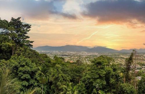 Mooroobool House | On the very top of Cairns - Luxurious Entertainer