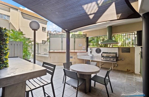 Kangaroo Point Apartment | One Bedroom in the Centre of Kangaroo Point with Pool & Parking