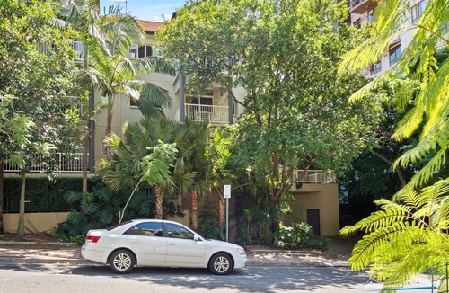 Kangaroo Point Apartment | One Bedroom Unit in the Heart of Kangaroo Point, Walk to Ferries & Restaurants