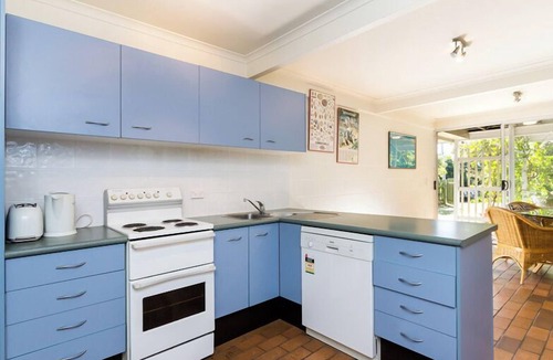 Point Lookout House | Only minutes walk to Cylinder and Deadmans Beaches - 1 Pet Allowed.