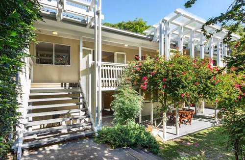 Point Lookout House | Only minutes walk to Cylinder and Deadmans Beaches - 1 Pet Allowed.
