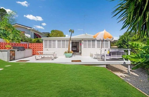 Southport House | Palm Springs Cottage in prime Gold Coast location