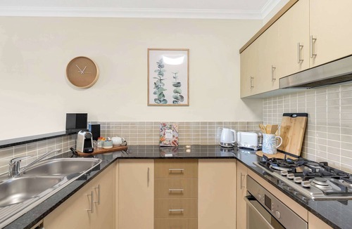 Parramatta Park Apartment | Palm View- 9 Pools, BBQ & Gym