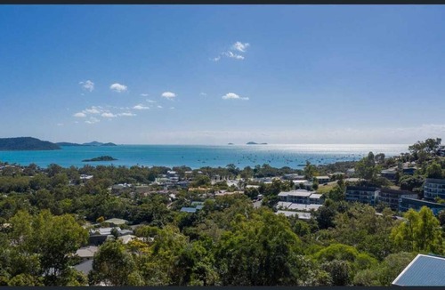 Cannonvale House | Panoramic Island & Ocean Views. Great for Family's & Groups. 2 minutes to Beach