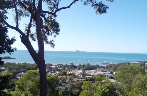 Cannonvale House | Panoramic Island & Ocean Views. Great for Family's & Groups. 2 minutes to Beach