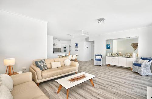 Palm Cove Apartment | Paringa Beachfront Apartment 7 with Ocean Views