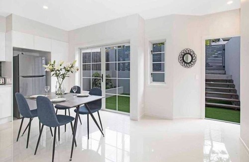 Auchenflower Apartment | Park Avenue 1BR Hideaway King Bd Private Courtyard