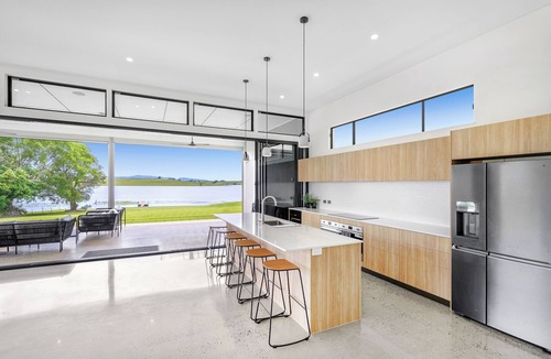 Barrine House | Park your boat on the dock and enjoy the sunsets