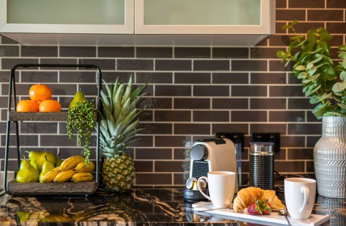 Airlie Beach House | Peaceful 4 Bed 3 Bath property overlooking Pioneer Bay & Airlie Beach beyond