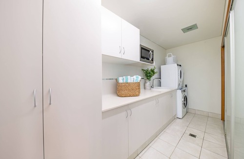 Airlie Beach House | Peaceful 4 Bed 3 Bath property overlooking Pioneer Bay & Airlie Beach beyond