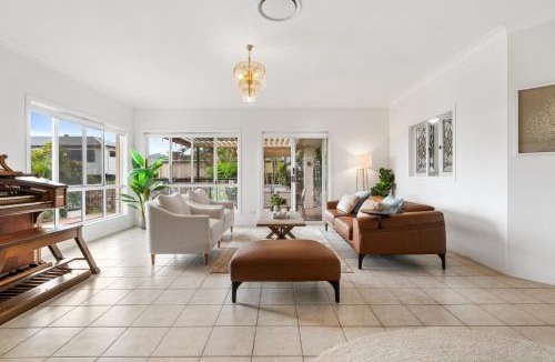 Bridgeman Downs Apartment | Peaceful Family Home: 4-Bed Pool Alfresco Dining