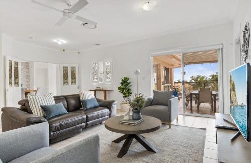 Bridgeman Downs Apartment | Peaceful Family Home: 4-Bed Pool Alfresco Dining