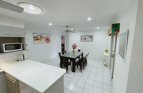 Hillcrest House | Peaceful, Relaxing Getaway 5 Bedroom House With Spa